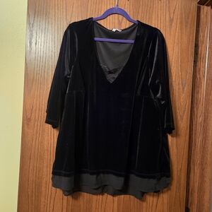 Rose & Olive Black Velvet Short Sleeve Top